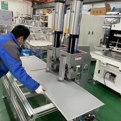 中国 <p>6-12mm 厚さのプラスチックキャスト製造機 リサイクル可能なプラスチックボックス ハニーコムパネル</p> 販売のため