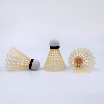 China Tubo plástico del deporte al aire libre 12pcs de la bola del gallo del bádminton plástico amarillo de los volantes en venta