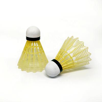Chine Tube jaune en plastique de la couleur 12pcs de badminton de volant en nylon fait sur commande de doublure à vendre