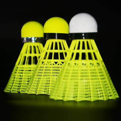 China Peteca plástica colorida de nylon do badminton do jogo à venda