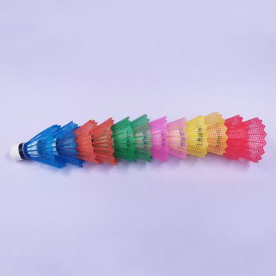 China 12pcs colore a peteca plástica de nylon do badminton para o divertimento dos esportes à venda