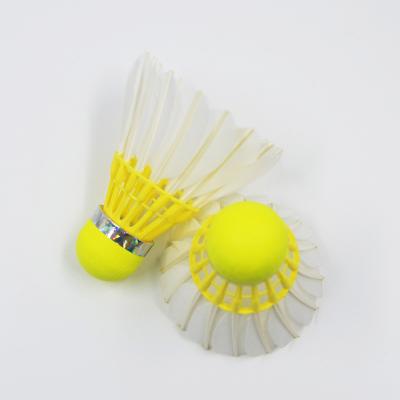 Chine Plume naturelle d'oie de haute catégorie de volant synthétique jaune coloré de badminton à vendre