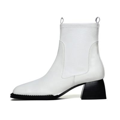 Chine Classique en cuir blanc à talons carrés, chaussures à talons épais, chaussures à talons décontractées pour femmes à vendre
