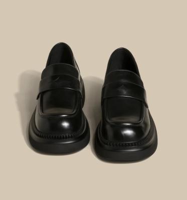 China Retro Small Lacquer Leather School Shoes Versatile Thick Soled Loafers à venda