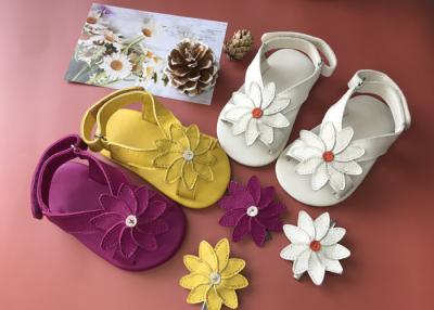 Китай Ботинки младенца кожи орнамента цветка идя продается