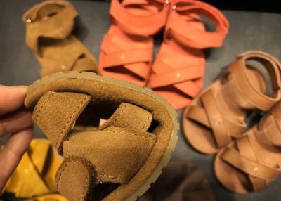 China Abra sapatas macias das crianças do couro do dedo do pé à venda
