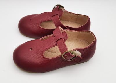 China Los zapatos suaves de los niños cubren los zapatos para andar de bebé con cuero que los planos de la T-correa enseñan los zapatos en venta