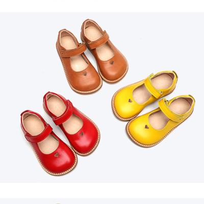 China Los zapatos suaves de los niños que las sandalias del bebé cubren las sandalias con cuero lindas amarillean los zapatos de Mary Jane en venta