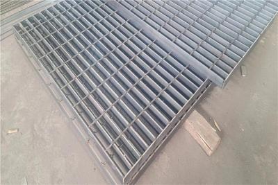 China Passagem serrilhada galvanizada Mesh Flooring aberto de aço inoxidável da raspagem da segurança à venda
