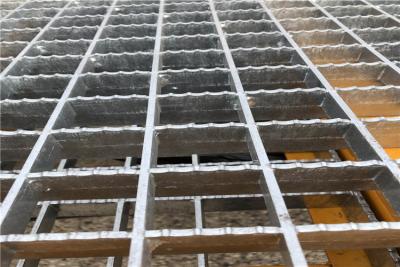 China Industrial Welded Plain Type Serrated Bar Hot DIP Galvanizing Steel Structure Grating For Stair Tread for sale