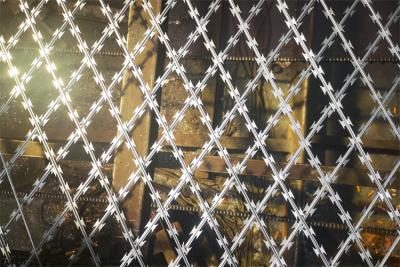 China Anti-Climb Razor Wire Fence Dip Hot Gi Diamante Razor Barbed Wire Mesh à venda