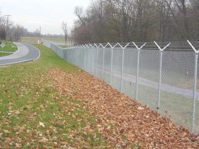 China High Quality And Durability Wholesale High Security Galvanized Chain Link Fence Cost With Barbed Wire On Top zu verkaufen