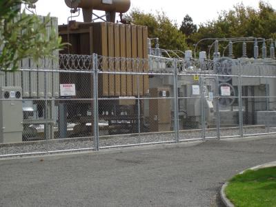 中国 High Security Galvanized Chain Link Fence For Oil Field Fencing With Post 販売のため
