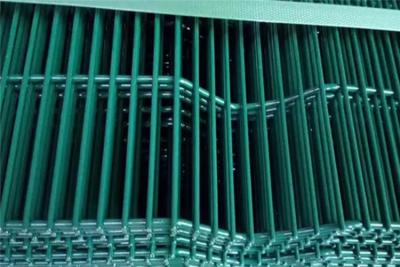Κίνα V Προφίλ συγκολλημένο πλέγμα 50x50mm 50x100mm 3D καμπυλωτό φράχτη προς πώληση