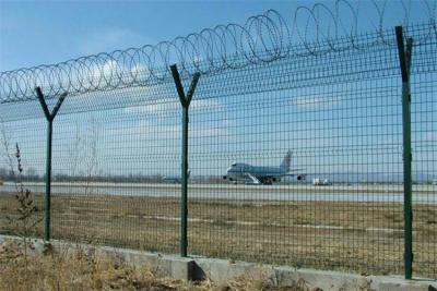 China  High Quality Galvanized And Powder Coated Welded Wire Mesh Fence Airport Security Fence Design With Barbed Wire Te koop