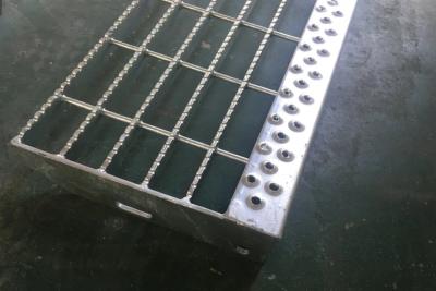 China 4 mm lagerbalk en dwarsbalk dikte staal gangpad rooster voor trappenkant Te koop