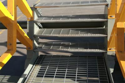 Chine Trappe d'escalier galvanisée grossiste Escalier en acier galvanisé Escalier en métal Escalier de type T4 à vendre