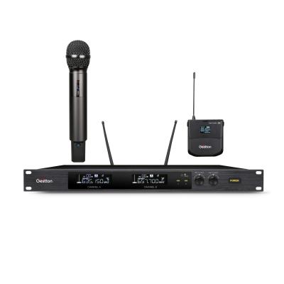 China 6dBuV Sensitivity UHF Wireless Microphone For Singing Speech Teaching for sale