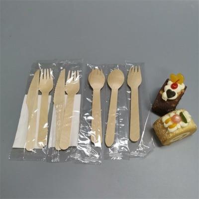 中国 Ecoの友好的で使い捨て可能な木製の食事用器具類の袋と置かれる木のナイフのフォークのスプーン 販売のため