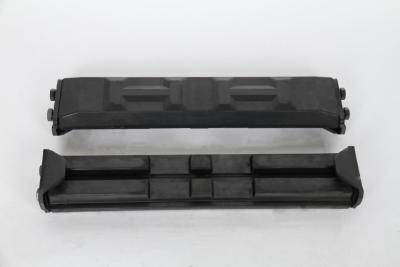 China Los cojines de goma del excavador con clip negro 127 ×700×68 milímetro protegen la correa eslabonada en venta