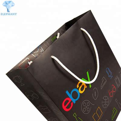 中国 オフセット印刷の友好的なハンドルEcoが付いている黒いペーパー ギフト袋 販売のため
