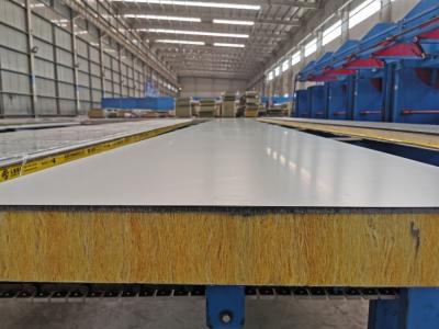 China O OEM pré-fabricou o poliuretano isolado Glasswool 100mm do telhado do painel de sanduíche à venda