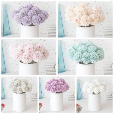 China Cabezas de crisantemo artificiales de seda blanca decoración de fiesta de boda DIY en venta