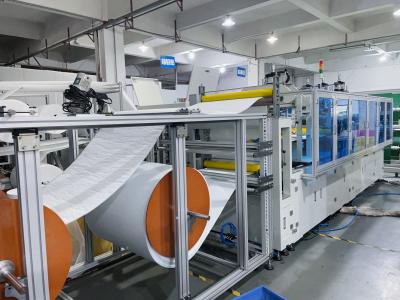 China Máquina de fabricación de bolsas no tejidas trapezoidales planas de ultrasonido con 1-12 posiciones de soldadura en el centro en venta