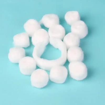 中国 100% Pure Cotton Disposable Surgical Medical 0.5g Cotton Ball Sterile Cotton Balls 販売のため