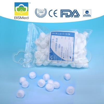 China 100% Pure Sterile Cotton Wool Balls Small Size Non - Irritating For Hospital for sale