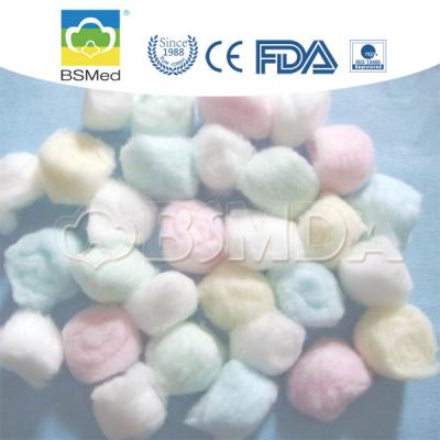 中国 Medical Alcohol Coloured Cotton Wool Balls For Wound Care And Wound Dressing 販売のため