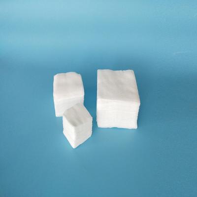 China Las esponjas médicas estéril disponibles crean a Gauze Pad para requisitos particulares absorbente en venta