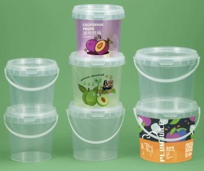 China Baldes de almacenamiento de alimentos de plástico PP apilables con tapa y mango en venta