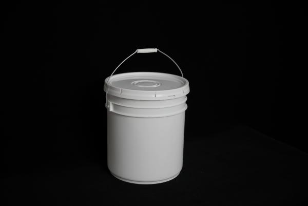 Quality White Round 5 Gallon Plastic Buckets UV Resistant With Lid For Industry for sale