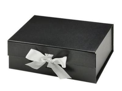 China Caja de regalo de empaquetado del plegado en abanico de la cartulina reciclable con la impresión en offset en venta