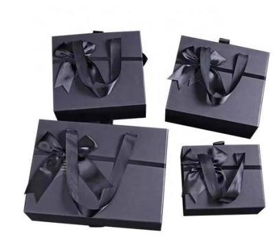 China Caja personalizada plegable de Kraft del regalo de las cajas de cartón con la manija multifuncional en venta