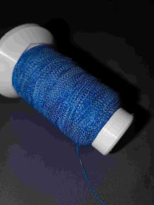 中国 Tシャツのロゴの衣類で使用される縫う青く軽い反射糸編むヤーン 販売のため