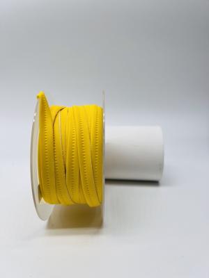 China Coser en amarillo de reflexión de sesgo de unión y tubería de tela ancha para ropa bolso pantalones productos de exterior en venta
