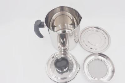 中国 1.6L New design stainless steel cooking oil jar oil strainer pot with lid and base 販売のため