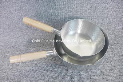 Cina 18cm Hot domestic stainless steel milk pot with practical wooden handle big capacity cooking sauce pans in vendita