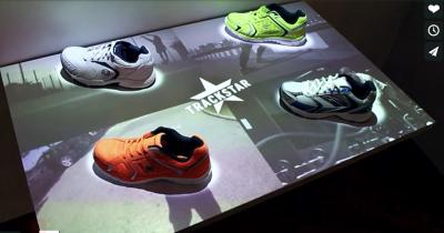 China Shoe Shop Interactive Showcase Exhibit Management System Integrating Video Advertising for sale