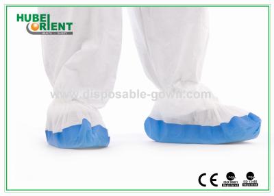 中国 白くおよび青の防水注文のサイズPPはCPEの使い捨て可能な靴カバー病院に使用するPP+CPEの靴カバーを塗った 販売のため