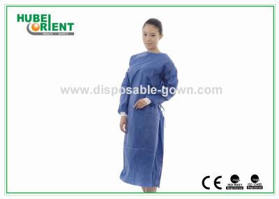 China Vestidos quirúrgicos disponibles de la prenda impermeable respetuosa del medio ambiente con la muñeca hecha punto para el uso del hospital en venta