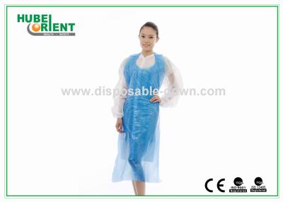 China Avental descartável do PE impermeável com o avental plástico liso ou do uso de superfície da cozinha da Óleo-prova de Emboosed à venda