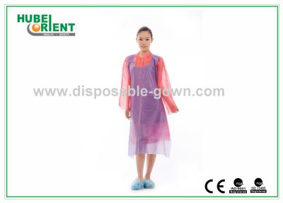 China Delantales disponibles plásticos de la prenda impermeable/delantales disponibles de la cocina/delantal no reutilizable del PVC en venta