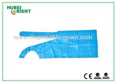 China Los delantales disponibles del polietileno/impermeabilizan los delantales coloreados plásticos para la cocina en venta