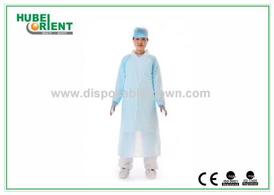 Chine Robes protectrices jetables de CPE pour robe sanitaire/imperméable de CPE avec la boucle de pouce à vendre