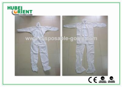 中国 使い捨て可能なつなぎ服はフードおよびFeetcoverのNonwoven/SMS/MPの安全働きのスーツを防水する 販売のため