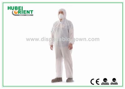 China Las batas disponibles blancas a prueba de polvo y respirables con la capilla/Feetcover para protegen el cuerpo en venta