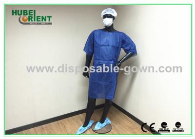 China Vestidos do isolamento da luva curto/escuro descartáveis - vestido paciente do único uso azul à venda